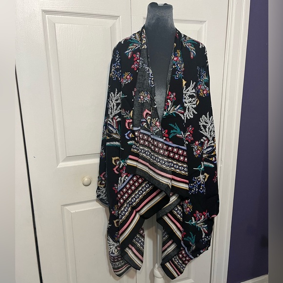 WOMEN’S SHAWL WRAP PONCHO LIGHTWEIGHT BLACK FLORAL KOLLIE MORE  NWT - Picture 2 of 5